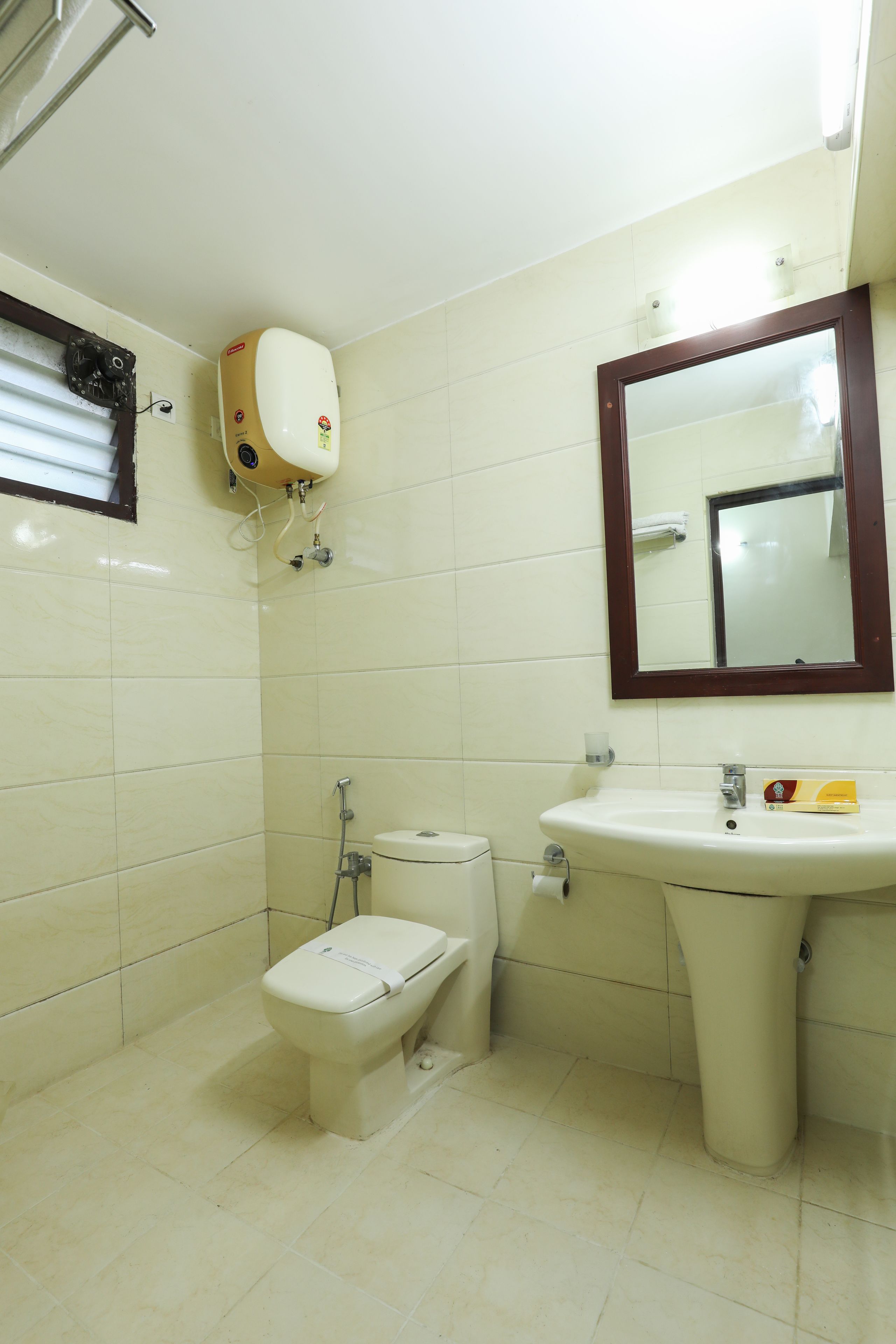 Une salle de bain équipée de toilettes, d’un bidet et d’un lavabo.