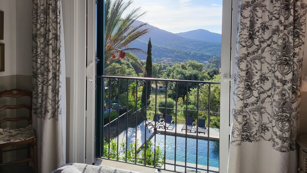 A room with a view of a pool and mountains. - Villa Primavera (Galeria)