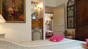 A bedroom with a bed, a painting, a mirror, a door, and a window. - Villa Primavera (Galeria)