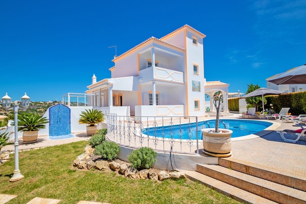 Una piscina al aire libre, una piscina climatizada