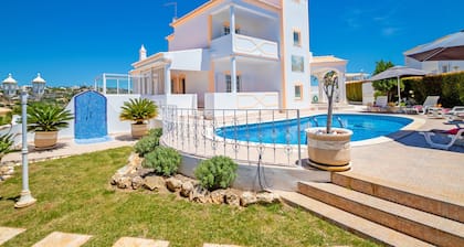 Villa w/ heatable pool & games room, São Rafael