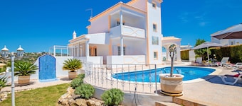 OUTSTANDING VILLA, With PRIVATE HEATABLE POOL, FREE WI-FI, VERY CLOSE TO THE BEACH