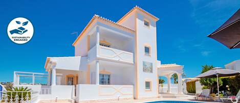 Utendørsbasseng og et oppvarmet basseng