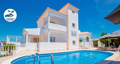 Elegant Villa with Heatable Pool and BBQ