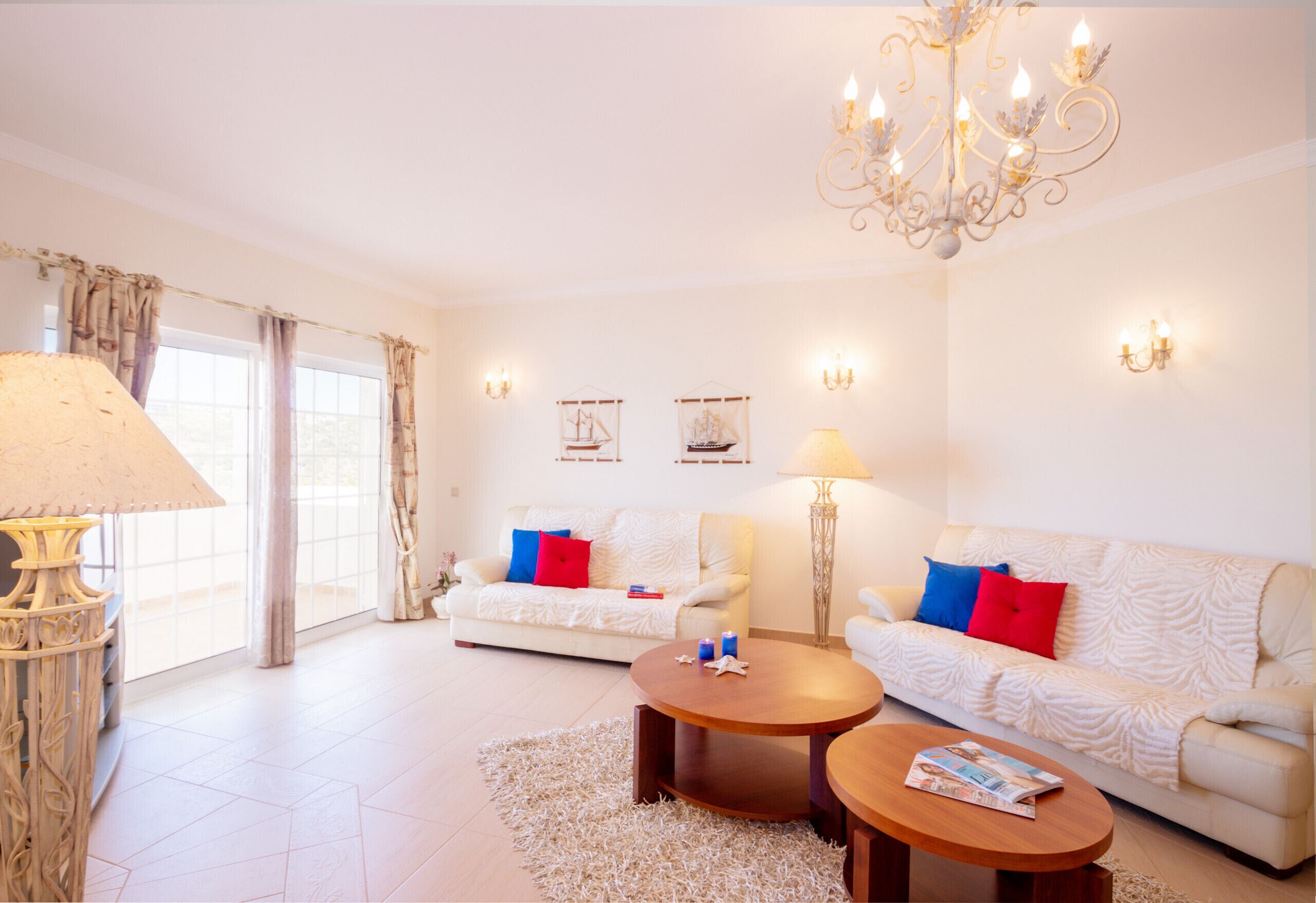 Télévision, baby-foot, table de tennis de table