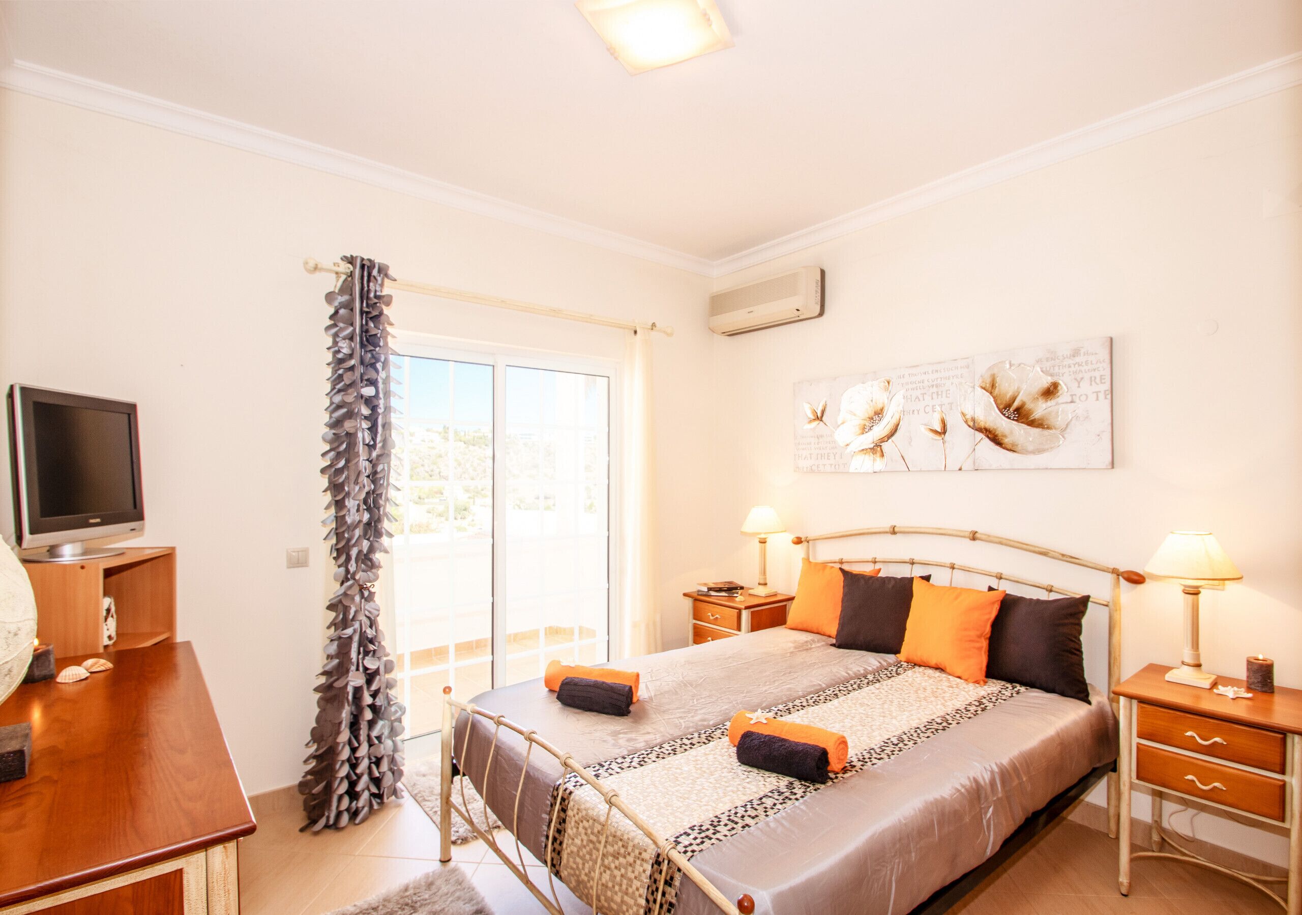 6 bedrooms, iron/ironing board, free WiFi, bed sheets