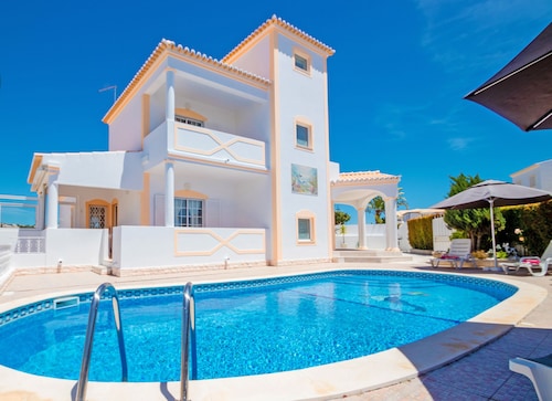 Elegant Villa with Heatable Pool and BBQ