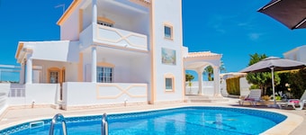 Elegant Villa with Heatable Pool and BBQ
