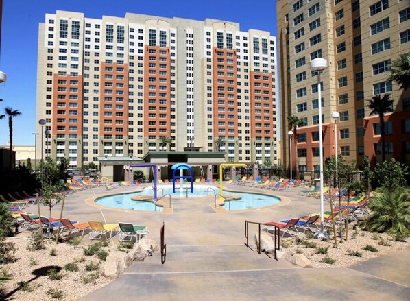 Pool - 1 BEDROOM, 2 FULL BATH & FULL KITCHEN (Las Vegas)