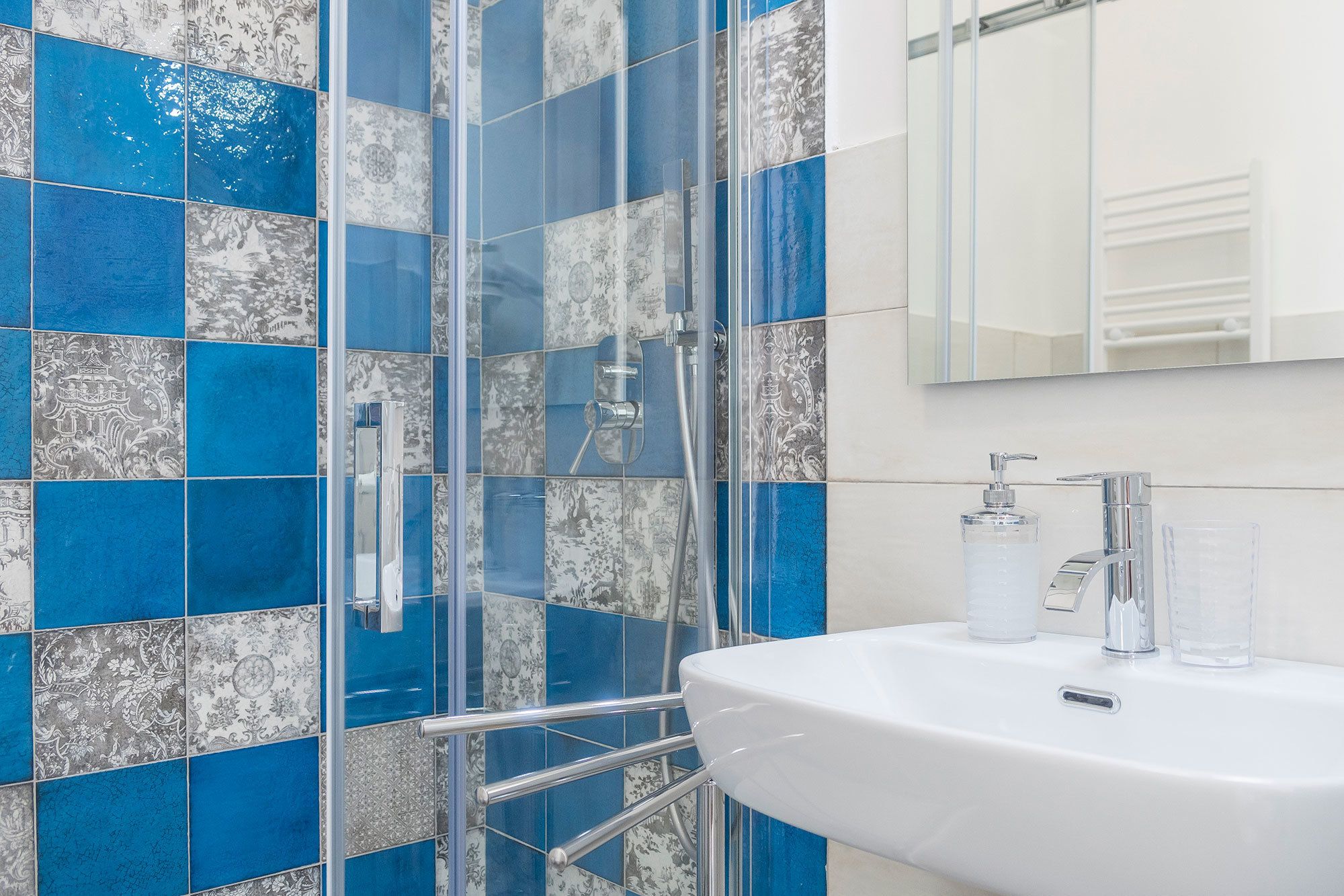 Chambre Double, salle de bains privée | Salle de bain | Douche, sèche-cheveux, bidet, serviettes fournies