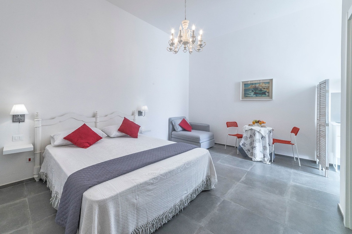 Habitación doble superior, balcón | Escritorio, tabla de planchar con plancha, decoración individual