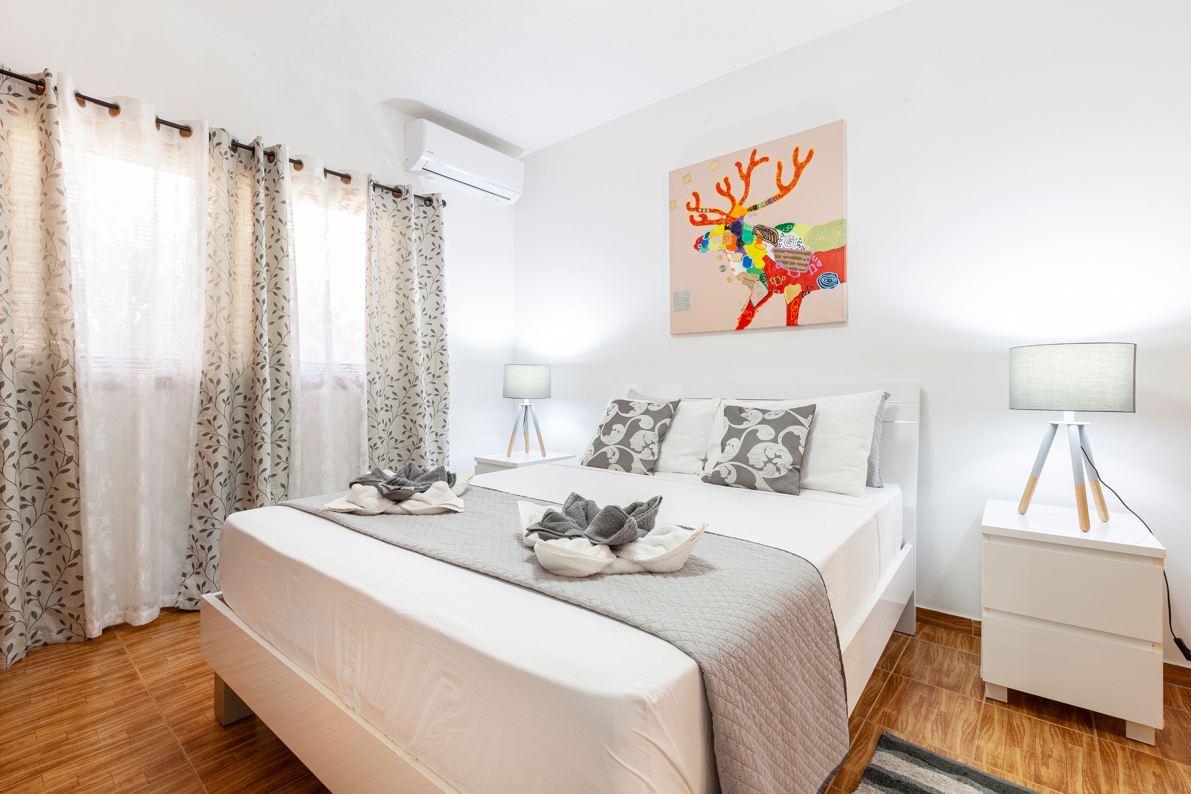 D View 4 You / 4 Bedroom Villa Apartment | Trang trí khác biệt, trang bị nội thất với thiết kế riêng biệt, bàn 