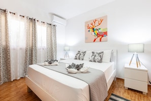 D View 4 You / 4 Bedroom Villa Apartment | Individuell dekoriert, individuell eingerichtet, Schreibtisch