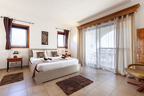 D View 4 You / 4 Bedroom Villa Apartment | Decoración individual, mobiliario individual, escritorio