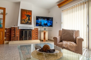 D View 4 You / 4 Bedroom Villa Apartment | Living room | 32-inch flat-screen TV with cable channels, TV, table tennis - D View 4 You (Mellieha)