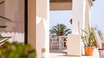 D View 4 You / 4 Bedroom Villa Apartment | Hiên