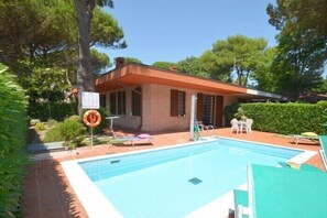 Seasonal outdoor pool, pool umbrellas - Villa Riva (Lignano Sabbiadoro)