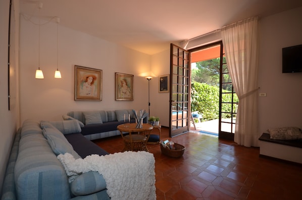 Apartment, 3 Bedrooms | Living area