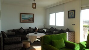 Dúplex | Sala de estar | Una televisión de pantalla plana