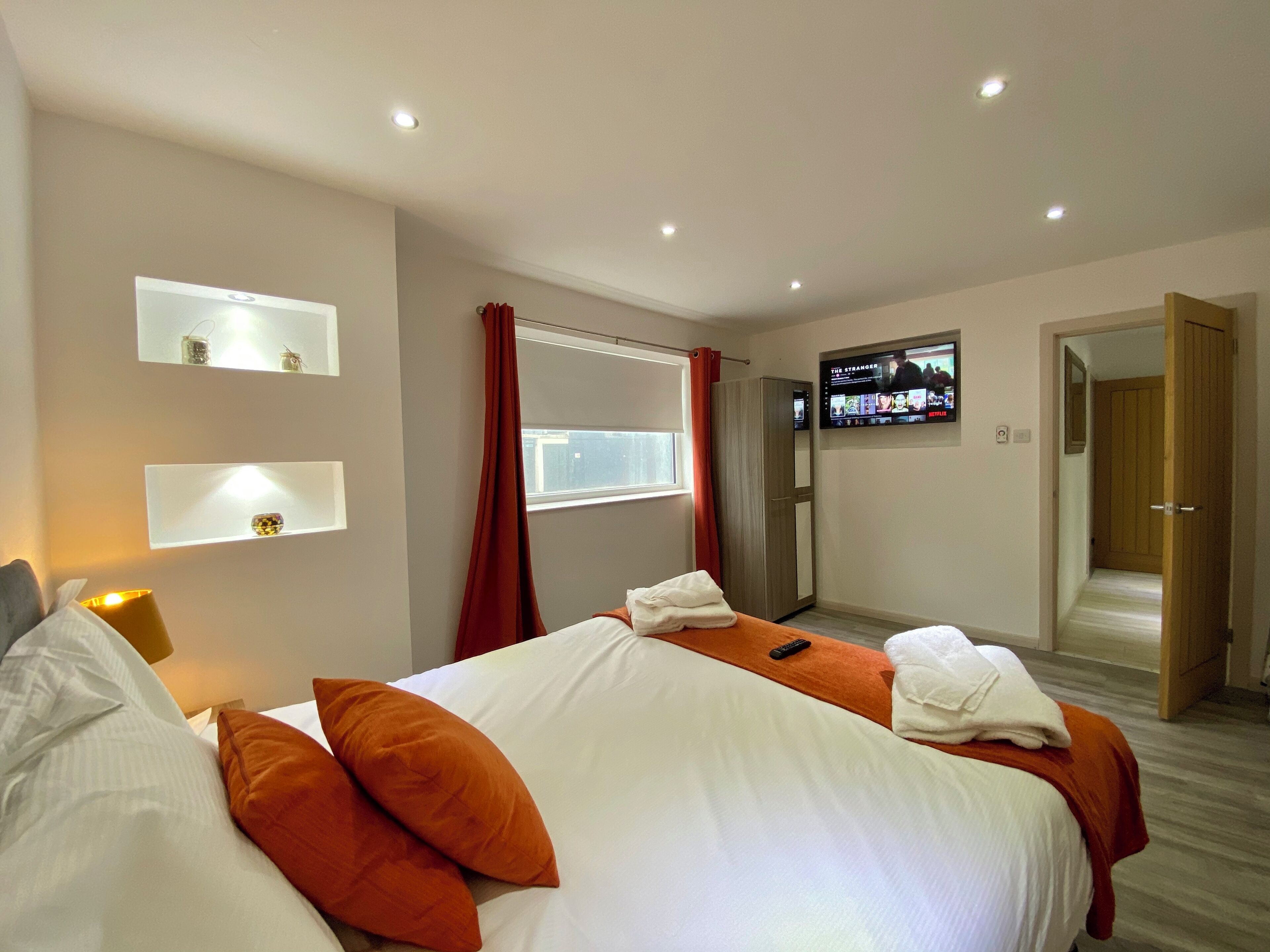 Kennedy House, 2 Bed, Ground Floor | Soundproofing, iron/ironing board, free WiFi, bed sheets