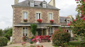 Vista frontal de la propiedad