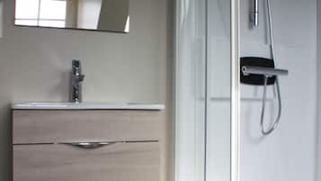 Douche, douche à « effet pluie », articles de toilette gratuits