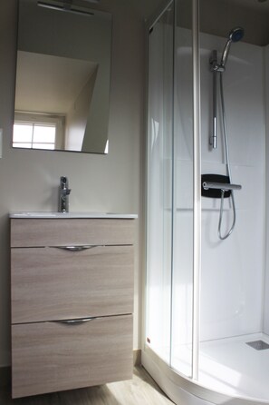 Shower, rainfall showerhead, free toiletries, hair dryer - Maison du Carrec (Paimpol)