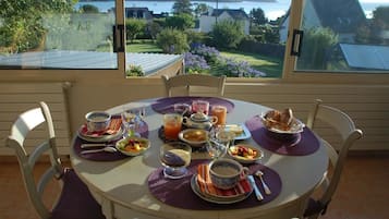 Desayuno buffet (EUR 10 por persona)