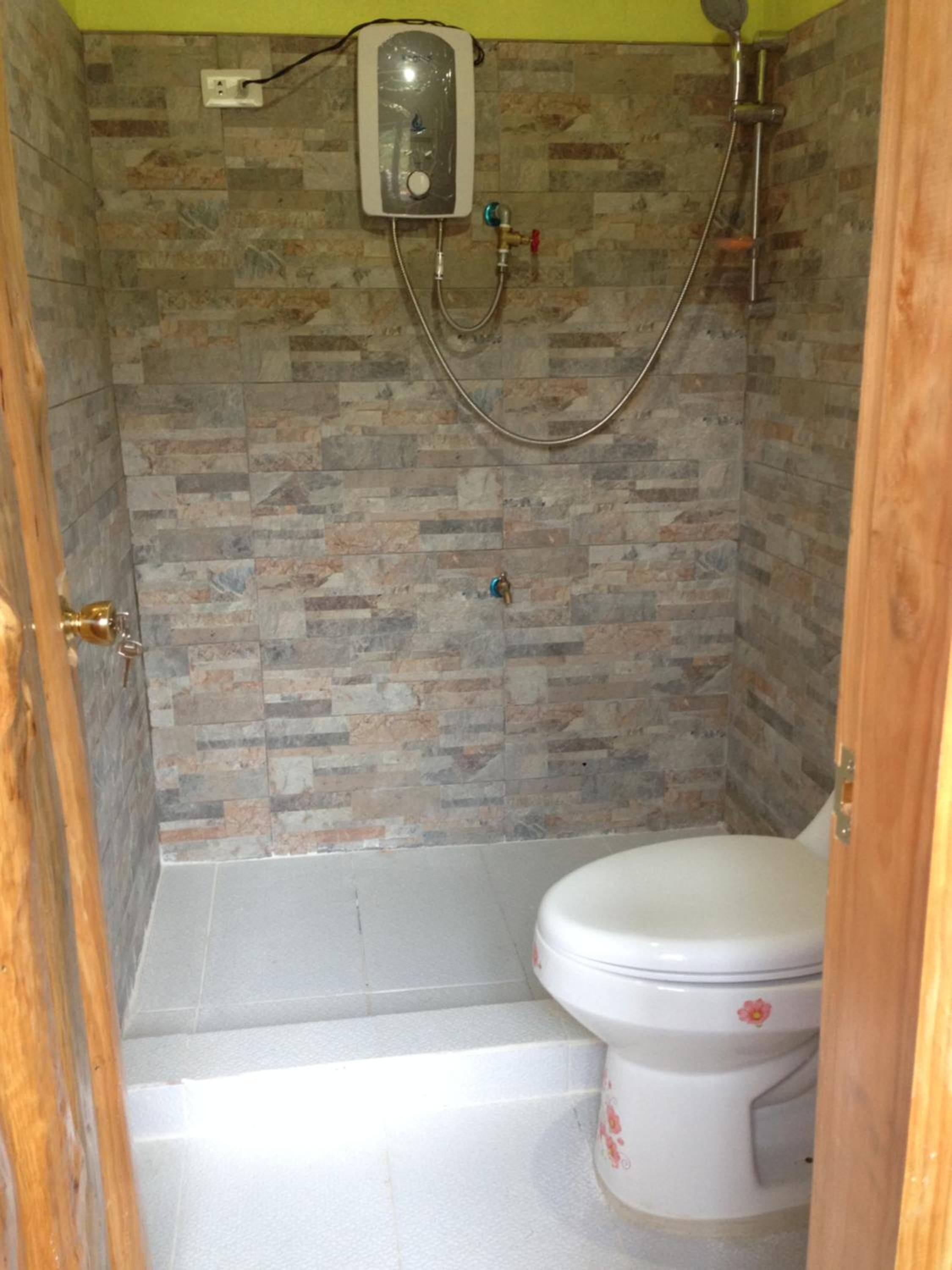 Een douche, gratis toiletartikelen, handdoeken, zeep