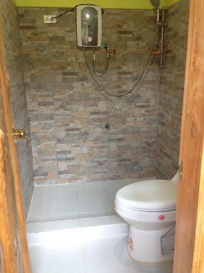 Shower, free toiletries, towels, soap - Agape Log Cabin and Restaurant (Sagada)