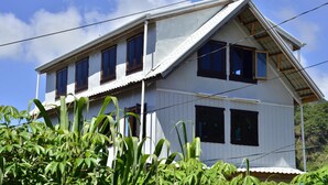 Un bâtiment à deux étages, doté d’un toit à pignon et de nombreuses fenêtres.