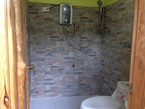 Shower, free toiletries, towels, soap - Agape Log Cabin and Restaurant (Sagada)