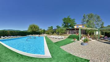 Piscine extérieure (ouverte en saison), parasols de plage