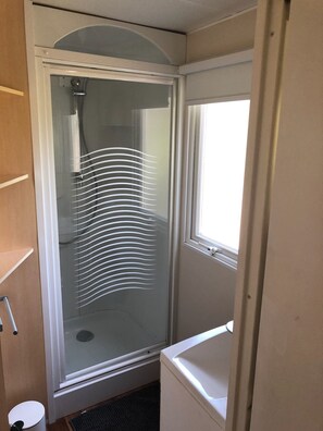 Mobile Unterkunft | Badezimmer | Dusche, Handtücher