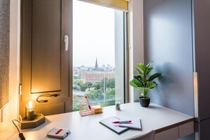 デスク、WiFi (無料)、ベッドシーツ