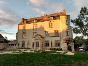 Front of property - Château de Balsac (Druelle Balsac)