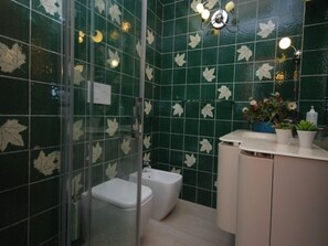 Vila, 4 kamar tidur | Kamar mandi | Bathtub dan shower terpisah, bathtub besar, pancuran hujan, dan kloset