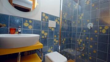 Vila, 4 kamar tidur | Kamar mandi | Bathtub dan shower terpisah, bathtub besar, pancuran hujan, dan kloset