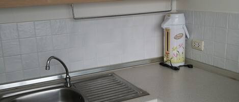 Deluxe Apartment | Private kitchenette | Full-sized fridge, microwave, cookware/dishes/utensils