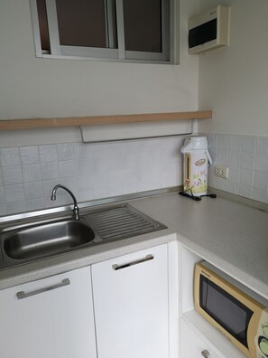 Deluxe Apartment | Private kitchenette | Full-size fridge, microwave, cookware/dishes/utensils