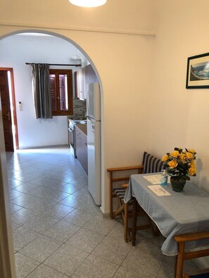 Quarto quádruplo, vista para o jardim | Área de estar | TV de tela plana