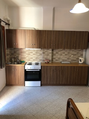 Quadruple Room, Garden View | Private kitchen | Fridge, stovetop, electric kettle, cookware/dishes/utensils