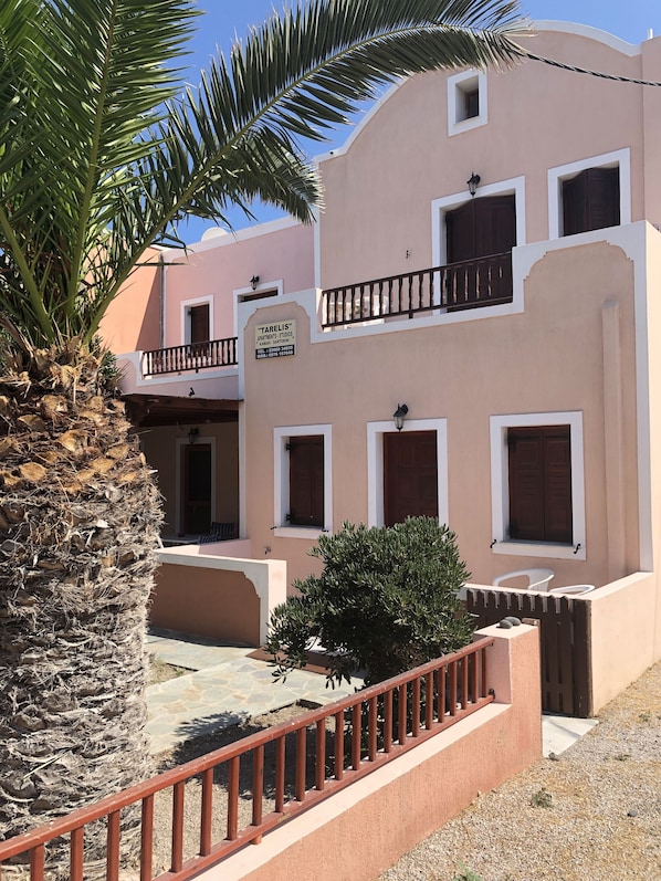 Quadruple Room, Garden View | Property grounds - Tarelis Apartments & Studios (Santorini)