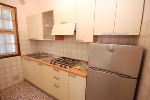 Lägenhet - 3 sovrum (D-8) | Eget kök | Kylskåp, mikrovågsugn, spishäll och diskmaskin