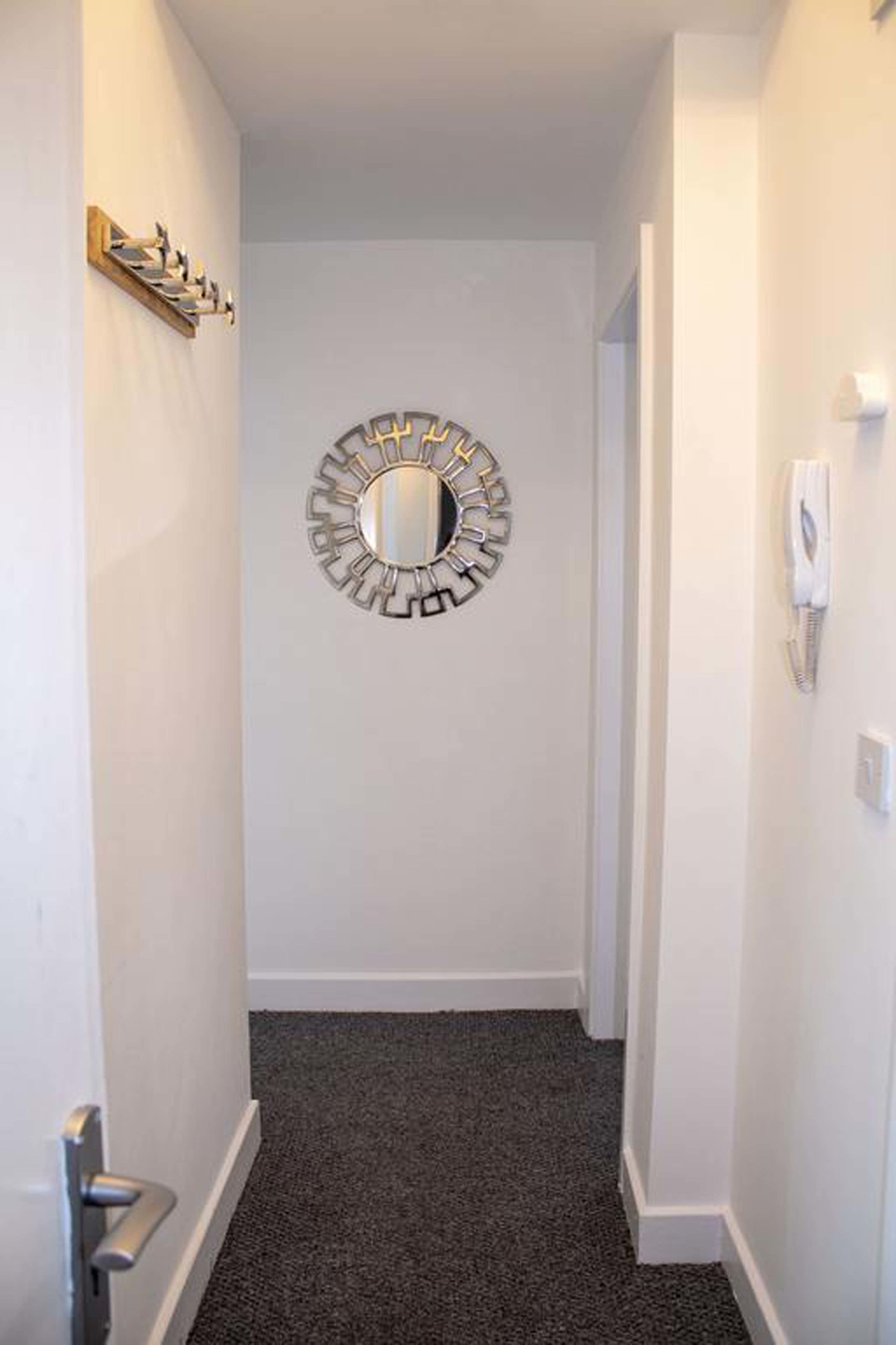 ملاءات للفراش لا تسبب الحساسية ومكواة/لوح كي وواي فاي مجانًا