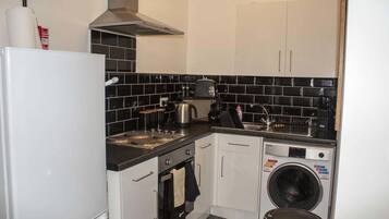 Grand réfrigérateur, micro-ondes, plaque de cuisson