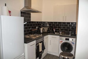 Full-sized fridge, microwave, stovetop, coffee/tea maker - Watson House (Blackpool)