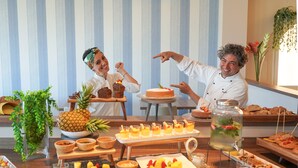 Ein Büfett mit verschiedenen Speisen und einer Torte.