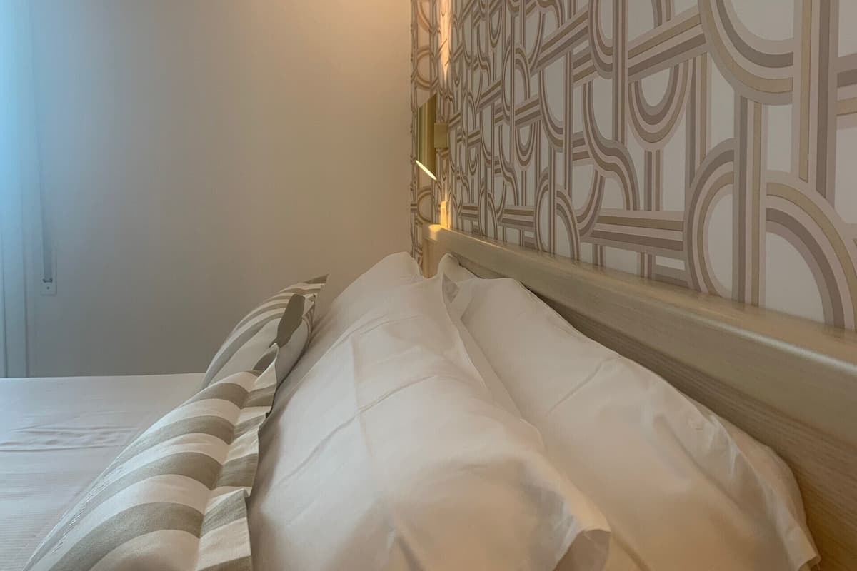 Luxe beddengoed, donzen dekbedden, een kluis op de kamer