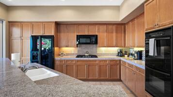 Frigorífic, microones, forn i placa de cuina